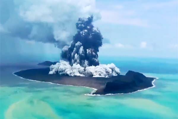 टोंगा ज्वालामुखी विस्फोट और सुनामी हादसे में बड़ी संख्या में लोगों के मरने की आशंका