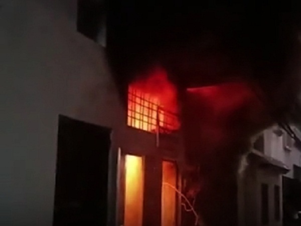 मुरादाबाद: पांच मंजिला मकान में लगी आग, 5 लोग जिंदा जले