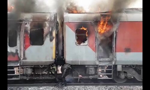 एपी एक्सप्रेस बनी बर्निंग ट्रेन, दो कोच जलकर खाक
