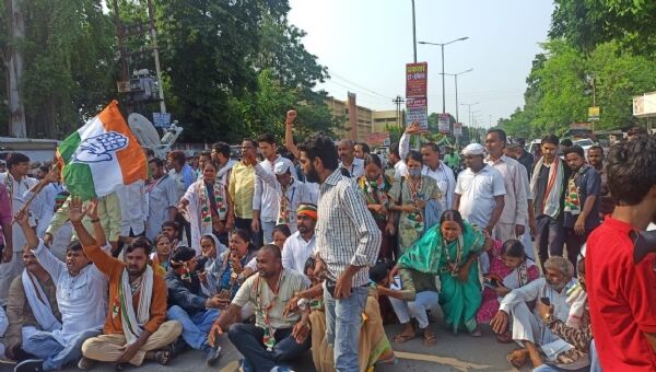 प्रियंका की पुलिस हिरासत से नाराज कांग्रेस नेताओं ने धरना दिया, सड़क जाम