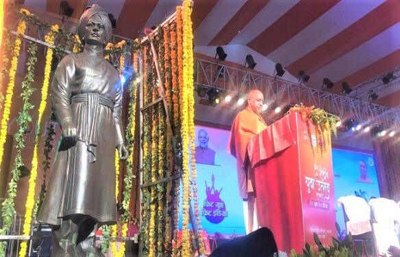 स्वामी विवेकानंद की छह फिट ऊंची फाइबर की मूर्ति का अनावरण
