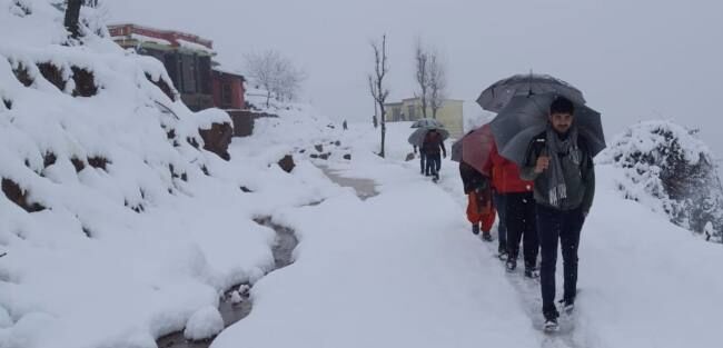 चौथे दिन जम्मू-श्रीनगर में यातायात बंद, बर्फ और मलबा हटाने का काम जारी