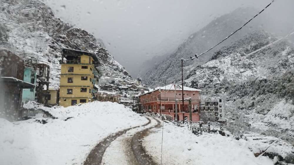 उत्तराखंडः पहाड़ों पर बर्फबारी, उप्र और उत्तराखंड के सीएम केदारनाथ में फंसे