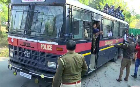 चंडीगढ़ : हरियाणा सीएम आवास को घेरने जा रहे कांग्रेस कार्यकर्ताओं की पुलिस से झड़प, कई हिरासत में