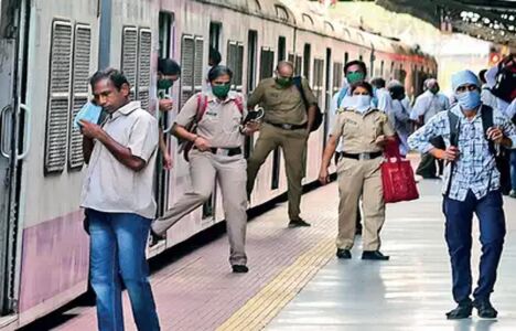 महाराष्ट्र में निजी सुरक्षाकर्मियों को लोकल ट्रेन में यात्रा की अनुमति