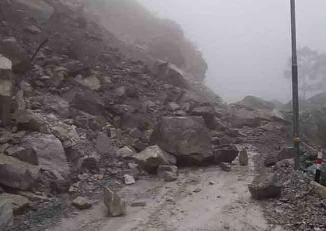 उत्‍तराखंड : चमोली जिले में बारिश का कहर, बदरीनाथ हाइवे कई स्थानों पर बाधित