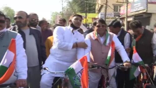 मध्यप्रदेश: पेट्रोल-डीजल के बढ़ते दामों के विरोध में कांग्रेस विधायक साइकिल से पहुंचे विधानसभा