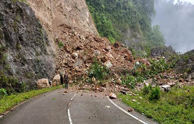 अरुणाचल प्रदेश : ईस्ट सियांग जिले में भारी भू-स्खलन से रास्ता बंद
