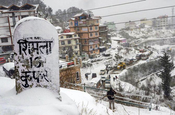 शिमला में बर्फ़बारी के बाद उमड़े पर्यटक, शिमला के 80 फीसदी होटल फुल