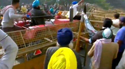 दिल्ली जाने की मांग को लेकर किसानों ने बैरिकेड पर चढ़ाया ट्रैक्टर, पुलिस से हुई हाथापाई