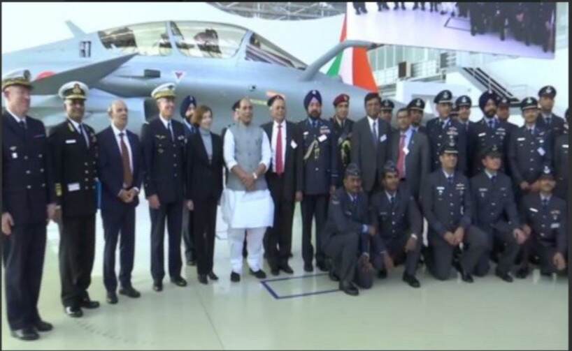 फ्रांस ने भारत को सौंपा पहला लड़ाकू विमान राफेल