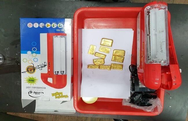 इमरजेंसी लाइट की बैटरी में भरकर लाए 31.99 किलो सोना बरामद, 14 गिरफ्तार