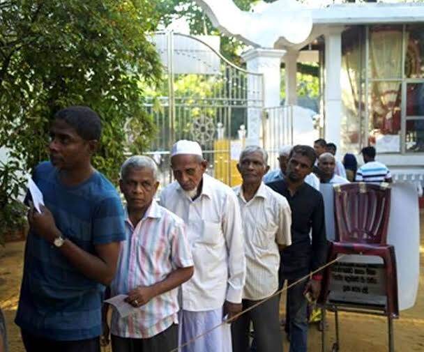 श्रीलंका में राष्ट्रपति चुनाव के लिए मतदान जारी