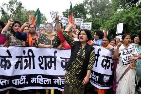 दिल्ली भाजपा महिला मोर्चा ने विधानसभा पर किया प्रदर्शन