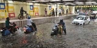 भारी बारिश ने थामी मुंबई की रफ्तार
