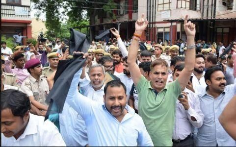 भाजपा कार्यकर्ताओं ने मनीष सिसोदिया एवं सांसद शत्रुघ्न सिन्हा को काले झंडे दिखाए