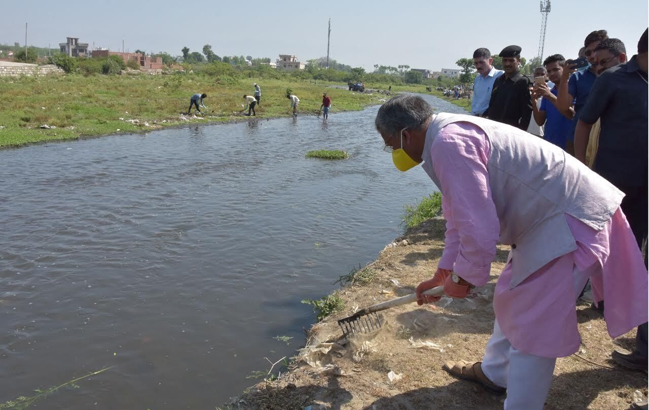 त्रिवेंद्र ने नदी के स्वच्छता अभियान में भाग लिया