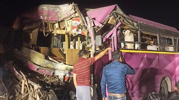 मथुरा में यमुना एक्सप्रेसवे पर श्रद्धालुओं से भरी बस ट्रक से टकराई, तीन लोगों की मौत, 40 घायल