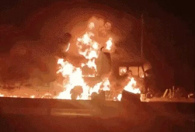 मप्रः धार के गणपति घाट पर ट्रेलर में लगी आग, चालक ने कूदकर बचाई जान