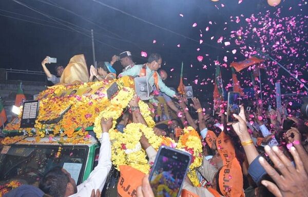 मुख्यमंत्री शिवराज ने भोपाल में किया रोड शो, लोगों ने पुष्पवर्षा कर किया स्वागत