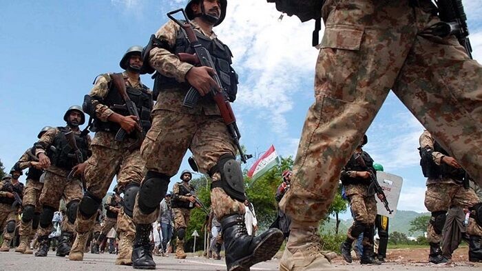 पाकिस्तान में सैन्यकर्मी पर छापेमारी से नाराज जवानों ने थाना घेरा, पुलिसवालों को बंधक बनाया