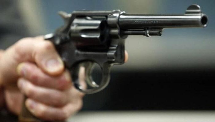 नोएडा में बंदूक दिखा कर बदमाशों ने कारें लूटी