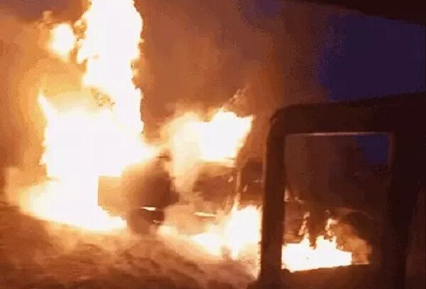 रायसेनः डीजल टैंकर में लगी आग, चालक और मजदूर भागे