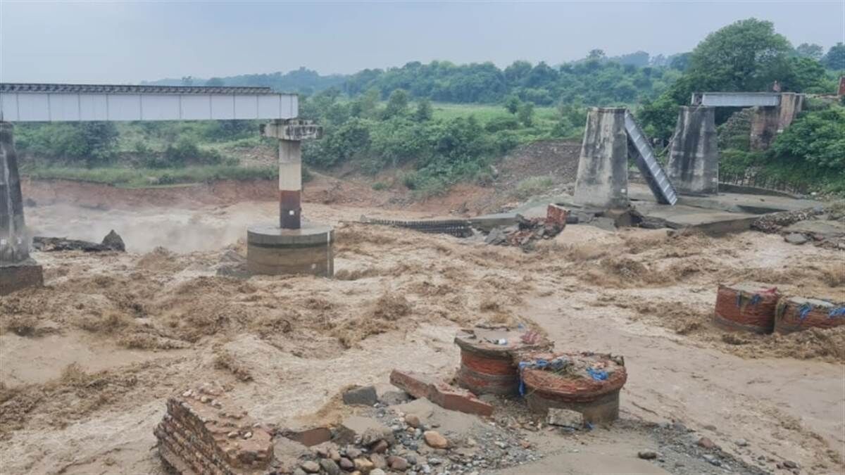 भारी बारिश के चलते पंजाब व हिमाचल को जोड़ने वाला चक्की रेलवे पुल टूटा