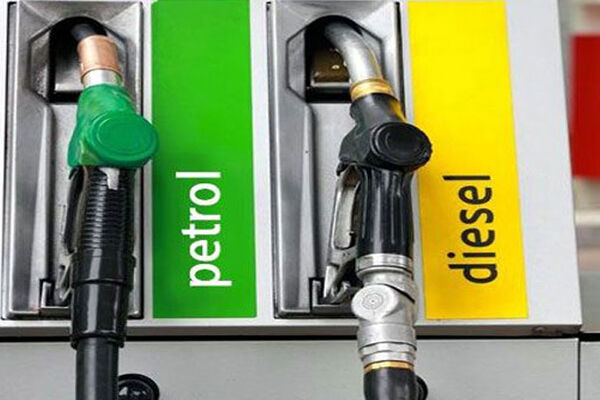 पेट्रोल-डीजल पर कम हो सकता है टैक्स, वित्त मंत्रालय ने दिये संकेत