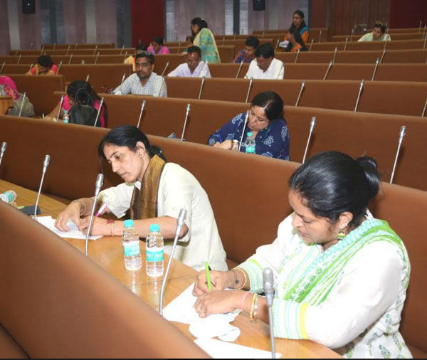 द.दि.न.नि. ने हिन्दी सप्ताह के सिलसिले में लिखित परीक्षाओं का किया आयोजन