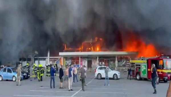 रूसी मिसाइल हमले के बाद भीड़-भाड़ वाले मॉल में लगी आग, कम से कम 16 लोगों की मौत