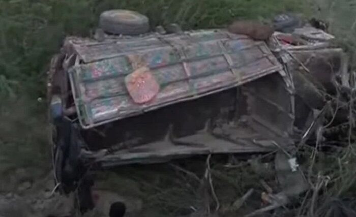 पाकिस्तान में ट्रक खाई में गिरा, 17 तीर्थयात्रियों की मौत