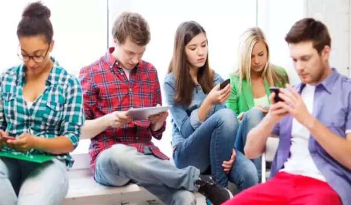 स्मार्टफोन के अत्याधिक इस्तेमाल से किशोरों में बढ़ सकता है आत्महत्या का खतरा