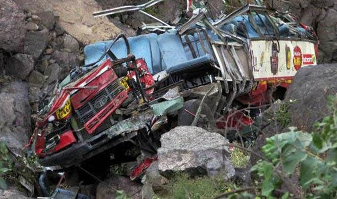 बांग्लादेश में सीमेंट लदे ट्रक के पलटने से 16 व्यक्तियों की मौत