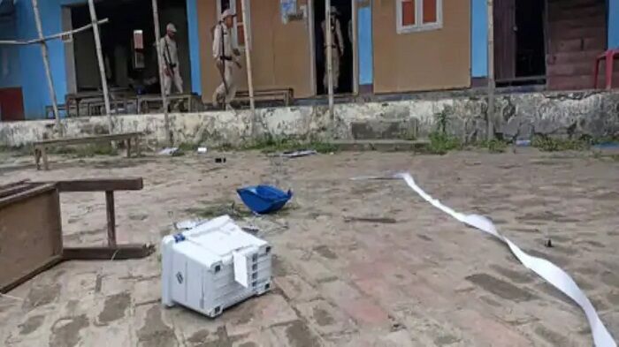 मणिपुर में मतदान के बीच पोलिंग बूथ पर फायरिंग, जान बचाकर भागे वोटर-3 घायल