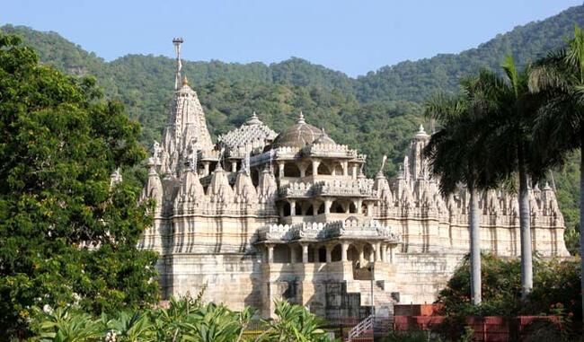 रणकपुर के जैन मंदिरों की शिल्पकला और भव्यता प्रभावित करती है