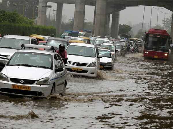 दिल्ली में लगातार बारिश से यातायात प्रभावित