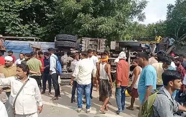 UP: प्रतापगढ़ में भीषण सड़क हादसा, मासूम बच्ची, तीन महिलाओं समेत 12 लोगों की मौत
