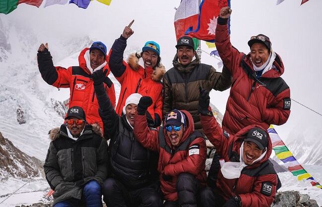 सर्दियों में नेपाल के पर्वतारोहियों ने के-2 चोटी पर पहुंचकर रचा इतिहास