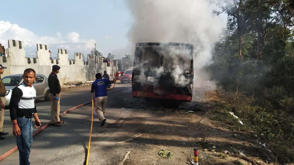 हरिद्वार से देहरादून जा रही बस में लगी आग,  35 लोगों की बची जान
