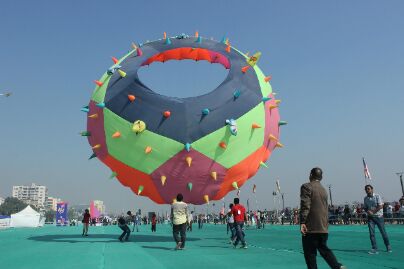 जयपुर शहर रहा छतों पर, आसमान को छूआं पतंगों ने