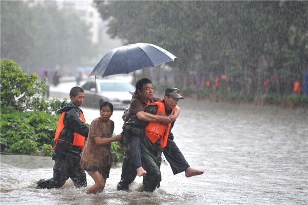 चीन में बाढ़ से तबाही, 141 लोगों की मौत, कई लोग लापता