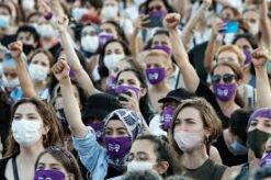 तुर्की में घरेलू हिंसा के खिलाफ महिलाओं की रैली .