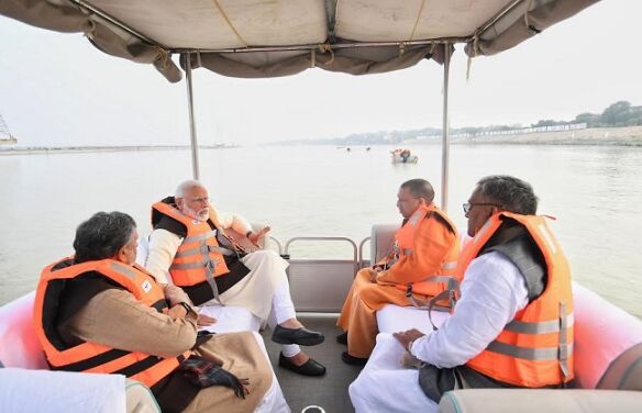 मोदी ने अटल घाट पर किया नौकायान, कहा गंगा समूचे भारतीय उपमहाद्वीप की पवित्र नदी