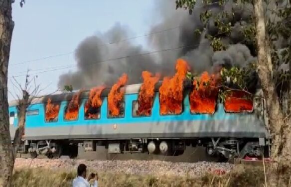 दिल्ली-देहरादून शताब्दी के कोच में आग, सभी यात्री सुरक्षित